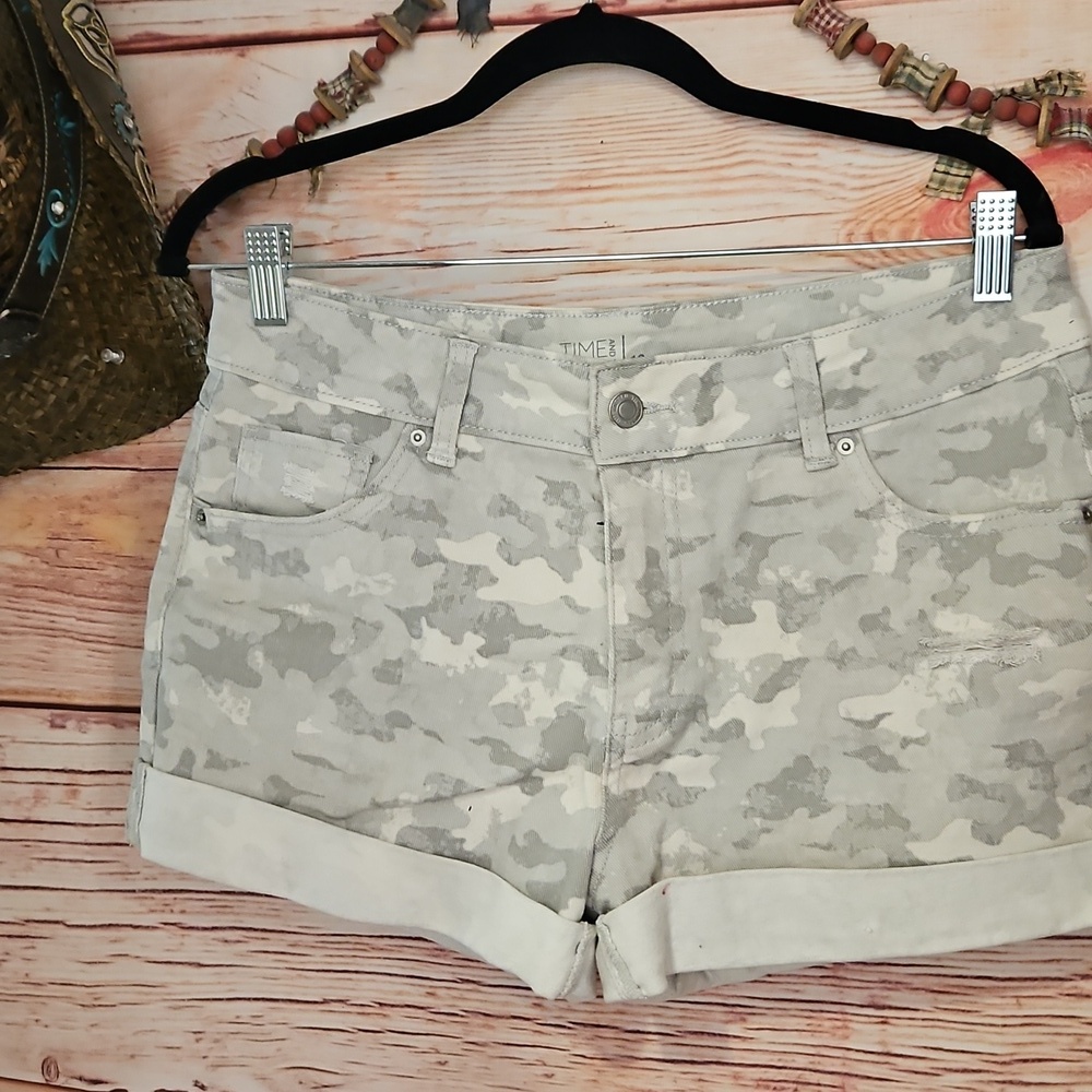 NWOT "Time And True" Mid Rise Flattering Stretch Camo Shorts! Sz 12